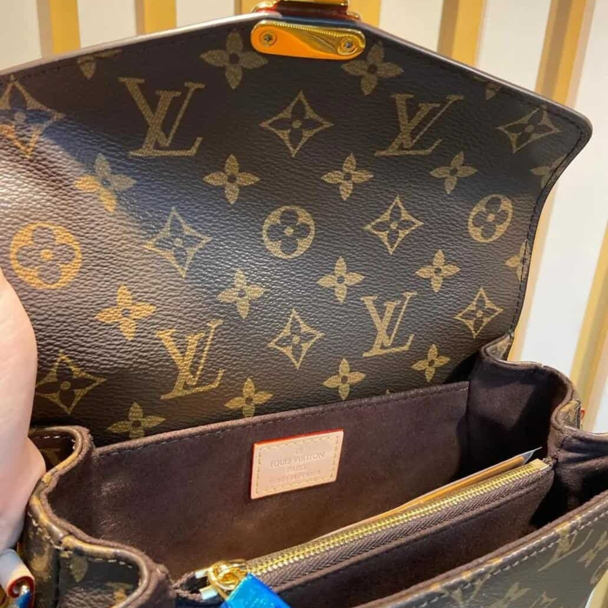LOUIS VUITTON – POCHETTE MÉTIS EAST WEST BAG