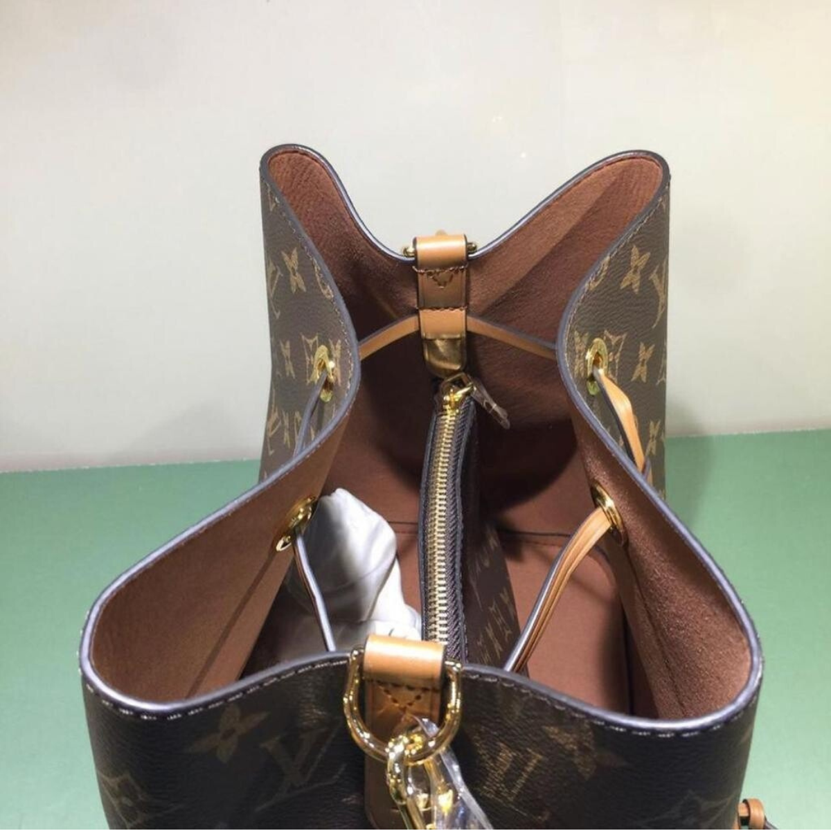 NÉONOÉ MM BAG BY LOUIS VUITTON