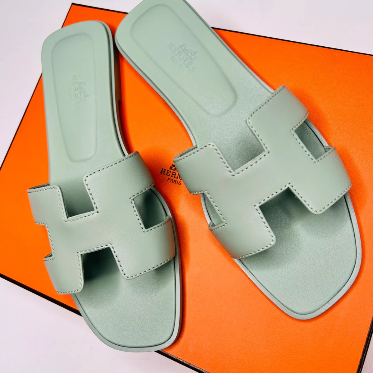 HERMÈS SET – KELLY 28 VERT D’EAU ALLIGATOR LIMITED EDITION & ORAN SANDALS GREEN